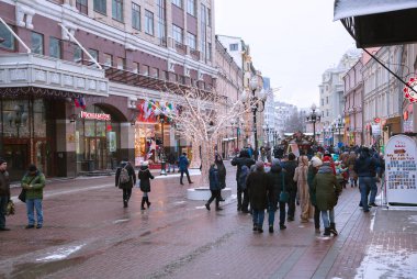 Moskova, Rusya - 4 Ocak 2017: Yeni Yıl için süslenmiş Eski Arbat (Stary Arbat) caddesi boyunca insanlar yürüyor