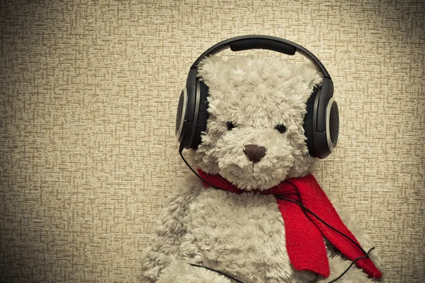 Oso retro escuchando música en auriculares — Foto de Stock