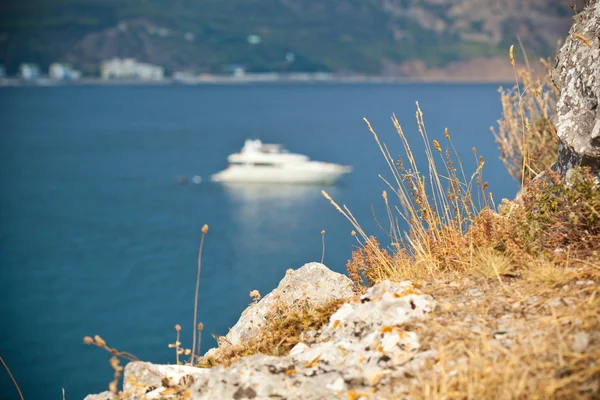 Крымский пейзаж, лодка плавает по Черному морю — стоковое фото