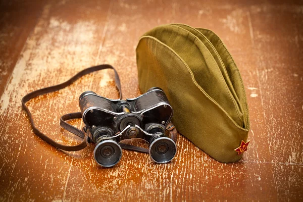 Victory Day on May 9. Vintage military binoculars and a field cap with a red star — Stock Photo, Image