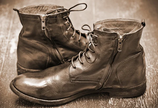 Zapatos de moda de cuero para hombres. Otoño - zapatos de primavera. Estilo vaquero. Estilo vintage — Foto de Stock