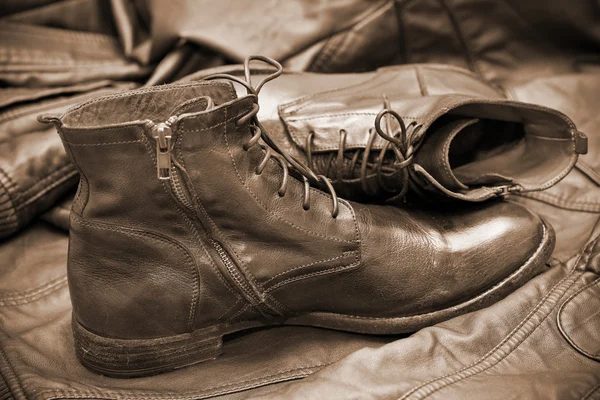 Şık deri çizme ve deri ceket. el yapımı ayakkabılar. sonbahar ve ilkbahar Ayakkabı — Stok fotoğraf