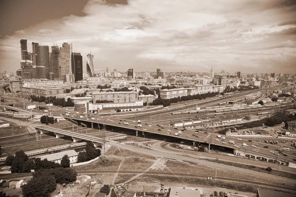 Город Москва, Третья кольцевая автодорога и бизнес-центр Москва-Сити. Фото тонизировано в сепии — стоковое фото