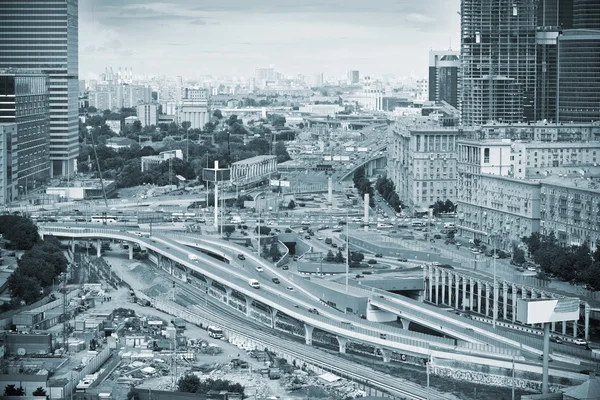 Stadsgezichten Moskou, business center Moskou stad. de derde ringweg. Foto afgezwakt in blauwe kleur — Stockfoto