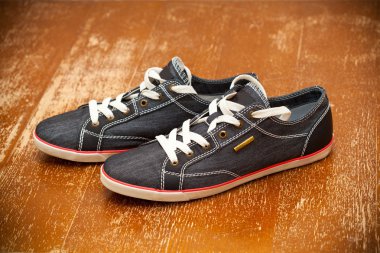 antika arka plan beyaz dantel siyah ayakkabılarla