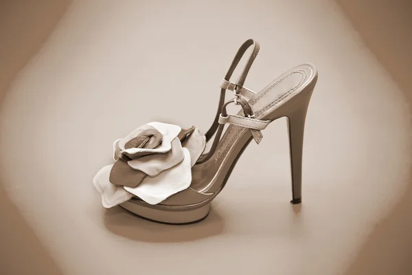 Zapatos de mujer con tacón alto, tonificación fotográfica en sepia — Foto de Stock