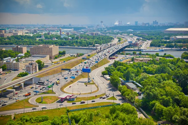 Río Moscú. Moscú - paisaje de la ciudad, la Tercera carretera de circunvalación. La vida de la gran ciudad — Foto de Stock