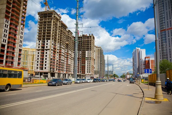 Il cantiere. Costruzione del nuovo edificio. Gru da costruzione — Foto Stock