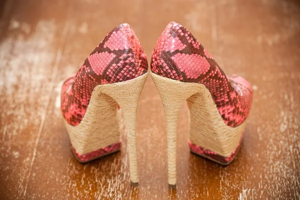 Ženy růžové boty vysoké podpatky. stylizované hadí kůže. Vintage styl — Stock fotografie
