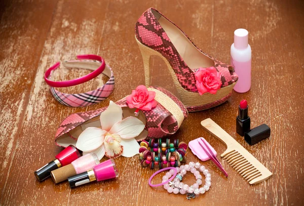 Roze schoenen voor vrouwen. vrouwen accessoires. Women's sieraden. foto op vintage bord — Stockfoto