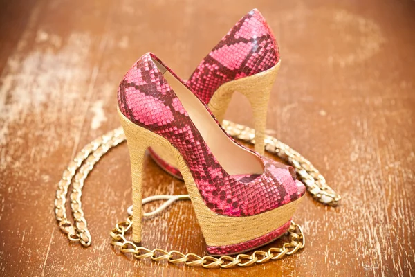 Vrouwen schoenen roze en gouden ketting. gestileerde slangevel. vintage stijl. — Stockfoto