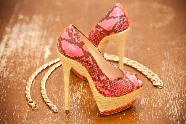 妇女的鞋子粉色和金色的链。程式化的蛇皮。复古风格. — 图库照片