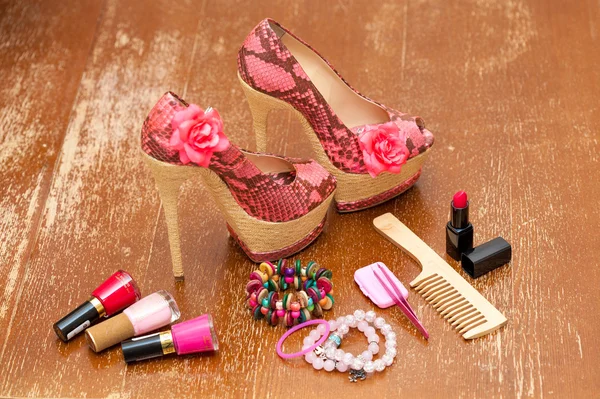 Ženy boty růžové. Dámské doplňky. stylizované hadí kůže. fotografie na vinobraní desky — Stock fotografie