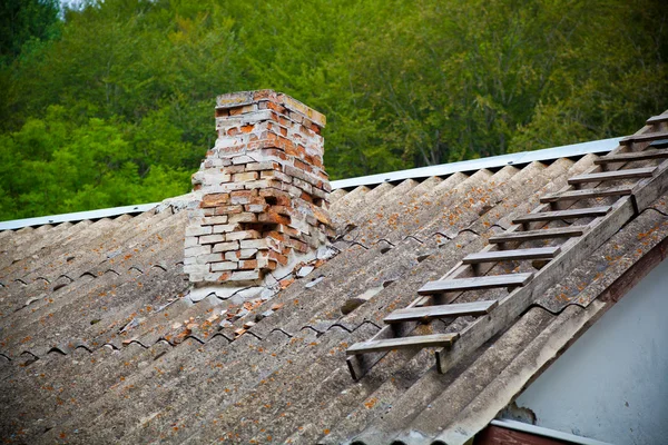 Vieille cheminée sur le toit de la maison — Photo