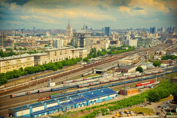 El paisaje urbano de Moscú. Depósito de ferrocarril en primer plano. Tren ferroviario. Foto teñida de amarillo — Foto de Stock