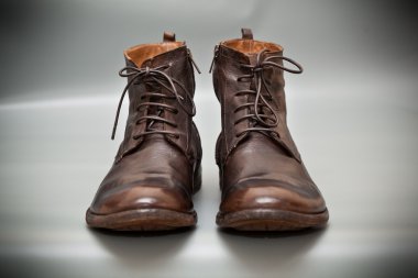 Pahalı Ayakkabı sonbahar gri arka plan üzerinde kahverengi. sonbahar ve ilkbahar ayakkabı deri. moda erkek ayakkabı