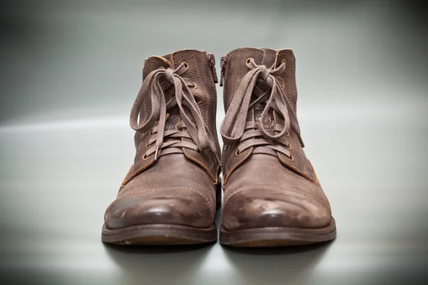 Dure schoenen herfst bruin op grijze abstracte achtergrond. herfst en lente lederen schoenen. modieuze Herenschoenen — Stockfoto