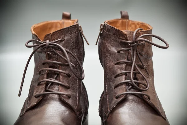 Primeros planos de zapatos de alta moda. Ata los cordones de cerca. Otoño de cuero - zapatos de primavera —  Fotos de Stock