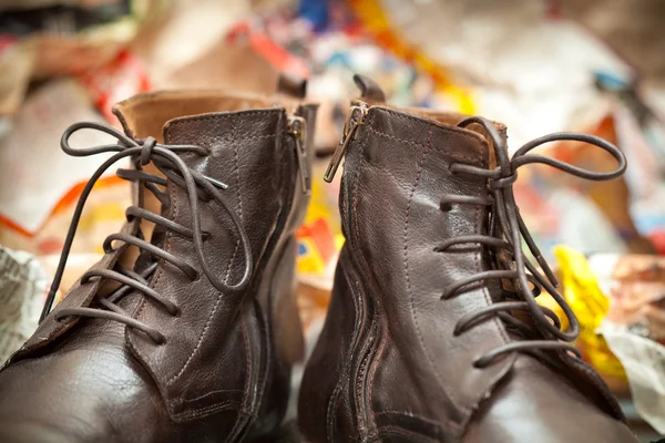 Υψηλή μόδα μπότες κοντά πάνω σε ένα φόντο από χρωματιστές κηλίδες. Δεμένα τα κορδόνια από κοντά. Δέρμα φθινόπωρο - παπούτσια την άνοιξη — Φωτογραφία Αρχείου