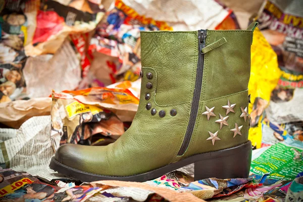 Bottes en cuir vert pour femmes froissées feuilles de papier coloré. style grunge. Automne - chaussures de printemps. Style Cowboy - chaussures avec clous et étoiles — Photo