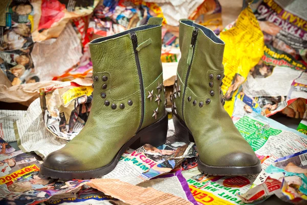 Botas de cuero verde de las mujeres arrugadas hojas de papel de color. estilo grunge. Otoño - zapatos de primavera —  Fotos de Stock