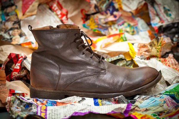 Férfi bőr csizma gyűrött papírlap színes. őszi - tavaszi cipő grunge stílus. — Stock Fotó