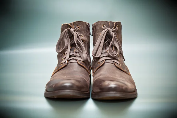 Dure schoenen herfst bruin op grijze abstracte achtergrond. herfst en lente lederen schoenen. modieuze Herenschoenen — Stockfoto