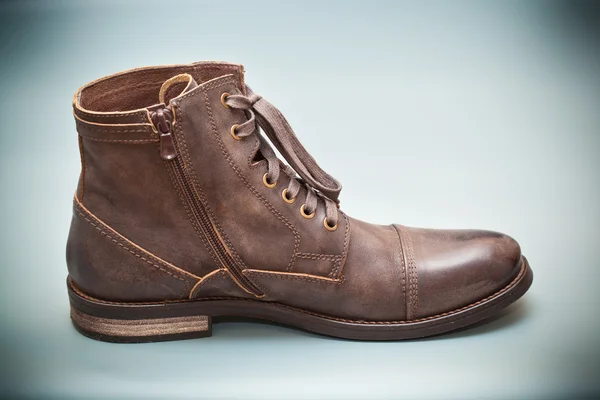 Bottes hautes en cuir marron. Chaussures d'automne pour hommes à la mode . — Photo