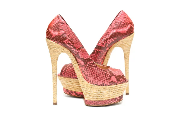Dámské růžové boty vysoké podpatky na bílém pozadí. Stylizované hadí kůže. — Stock fotografie