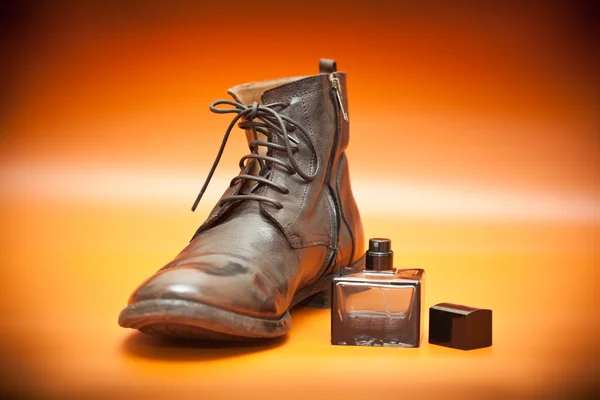 Luxury men's leather shoes men's perfume on a bright background — Φωτογραφία Αρχείου