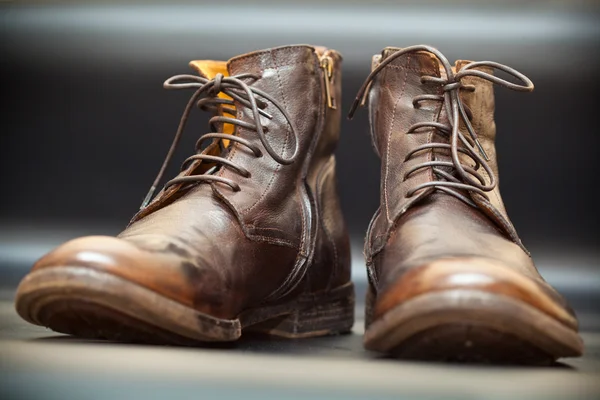 Los zapatos a la moda de cuero de hombre sobre el fondo oscuro abstracto. Otoño - zapatos de primavera — Foto de Stock