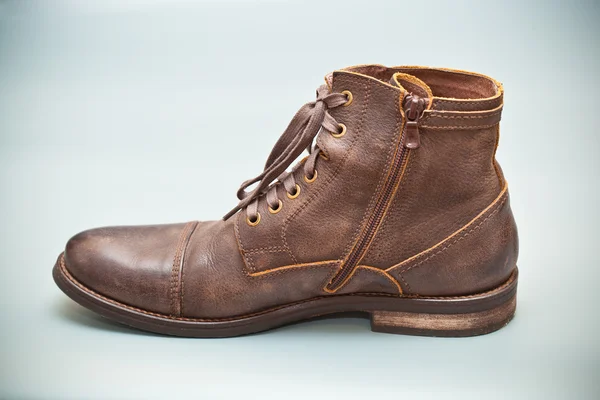 Sepatu mahal musim gugur coklat pada latar belakang abstrak abu-abu. Musim gugur dan sepatu kulit musim semi. Fashionable sepatu pria — Stok Foto