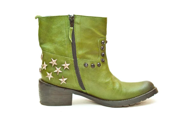 Botas de moda feminina verde em estilo cowboy isolado no fundo branco. Sapato fotográfico em close-up de perfil. Botas com zíper e estrelas decorativas e pregos . — Fotografia de Stock