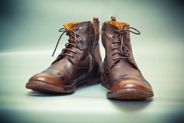 Luxe lederen mannen schoenen. Hoge herfst en lente schoenen. foto in het groen getint — Stockfoto