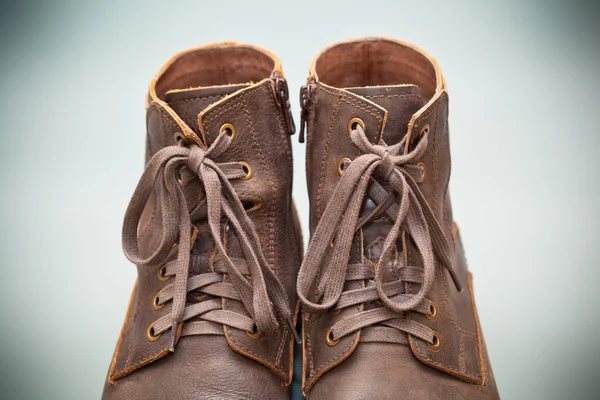 Ζευγάρι παπούτσια μόδας των ανδρών. δεσμεύοντος closeup. Φθινοπωρινές και ανοιξιάτικες παπούτσια — Φωτογραφία Αρχείου