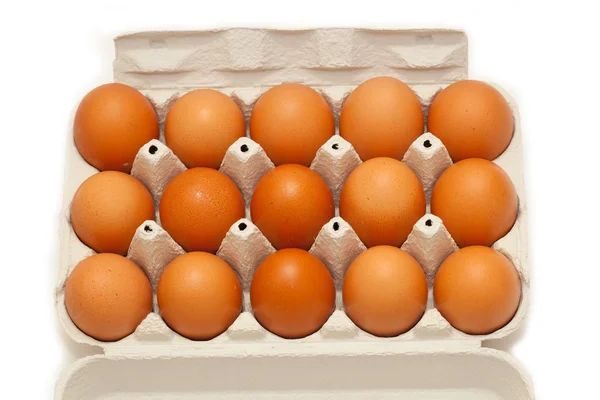 Ovos de galinha marrom em uma caixa. 15 ovos. vista superior — Fotografia de Stock