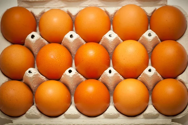 Hühnereier von brauner Farbe in der Verpackung. 15 Eier. Ansicht von oben — Stockfoto