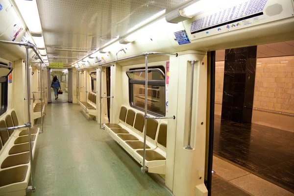 Moscú - 9 de junio: un moderno vagón de metro, Rusia, Moscú, 9 de junio de 2014 —  Fotos de Stock