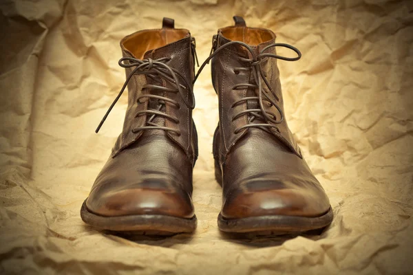 Zapatos de cuero de los hombres de moda sobre un fondo abstracto vintage. Alto otoño - zapatos de primavera — Foto de Stock