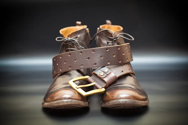 Cool men's leather shoes and a leather belt with a buckle — Stock Photo, Image