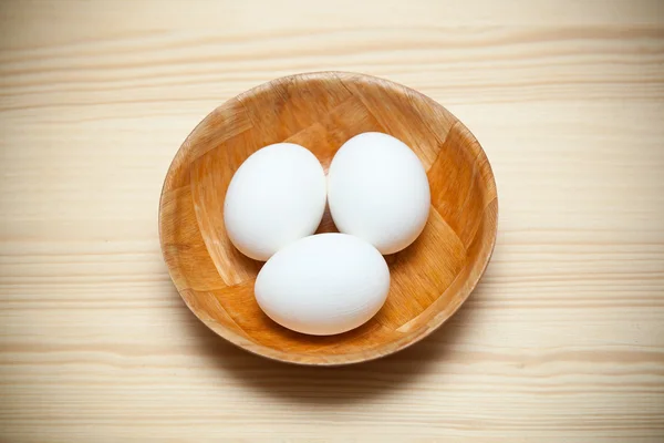 Drei weiße Hühnereier in einem Teller — Stockfoto