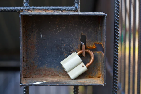 Cadenas sur la porte en fer — Photo