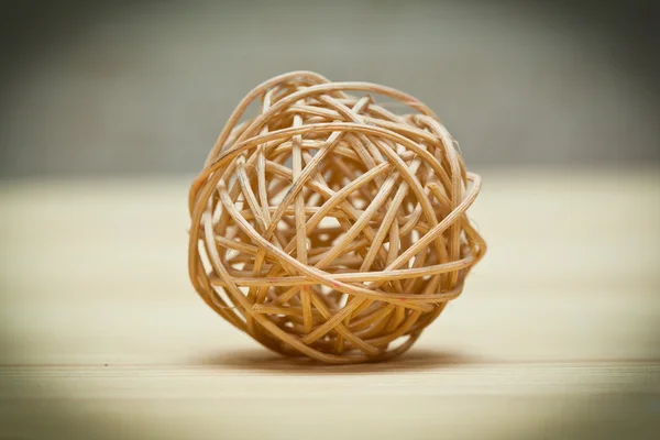 Плетеный шар из бамбука, тростника или ивы — стоковое фото