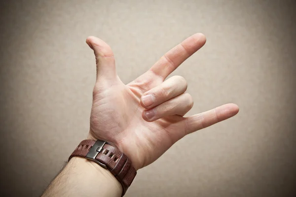 Ujjal mutat a fém kecske. Nézze meg a kezét — Stock Fotó