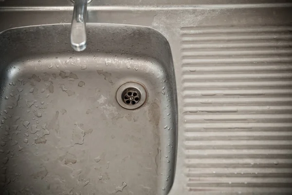 Stalen aanrecht in de keuken — Stockfoto