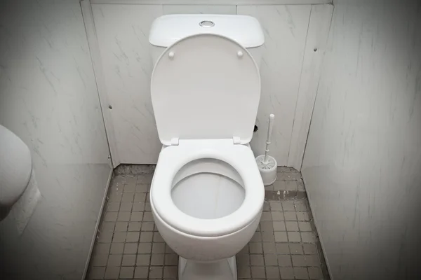 Banheira branca barata em um banheiro — Fotografia de Stock
