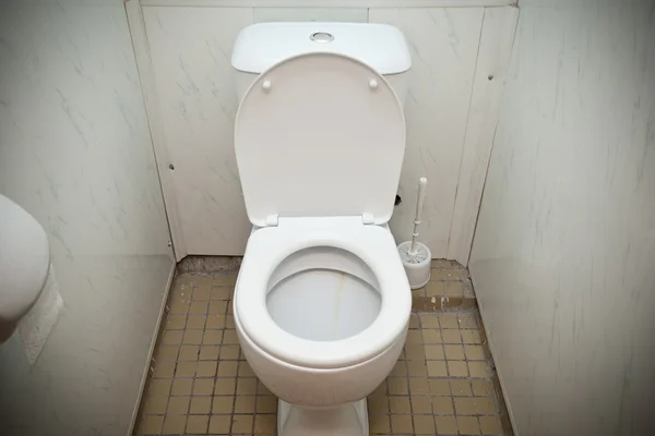 Goedkope witte toilet in een badkamer — Stockfoto