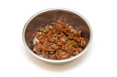 Et ve sebze için beyaz bir arka plan üzerinde izole hayvan ile top. Köpek ve kedi yiyecek