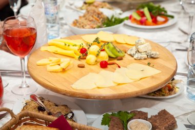 Peynir ve salata tatil masaya bir tabak