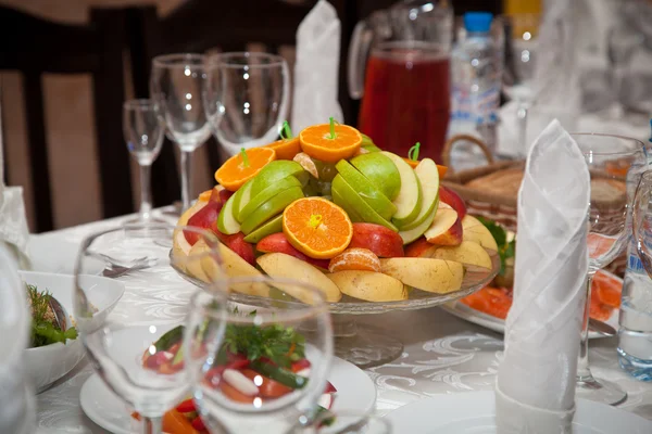 Prato de frutas na mesa festiva — Fotografia de Stock